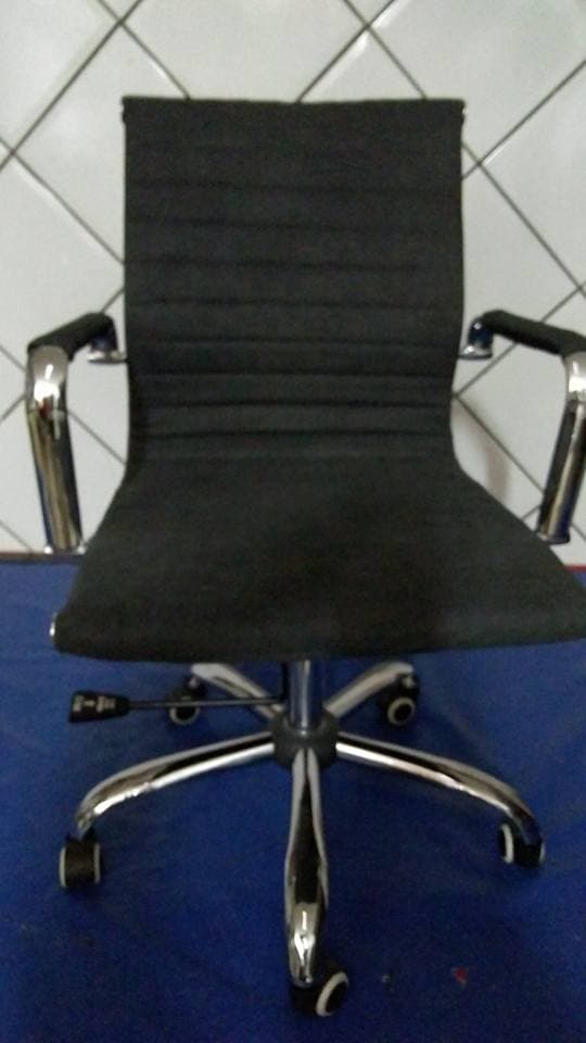 Reforma de cadeira preta de escritório