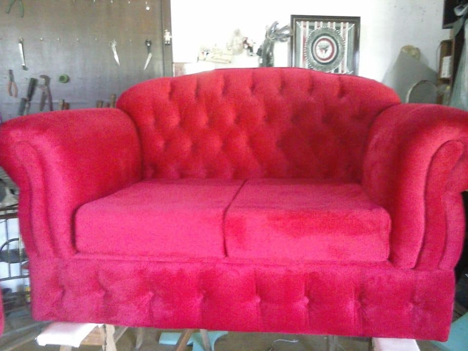 Sofá vermelho reformado